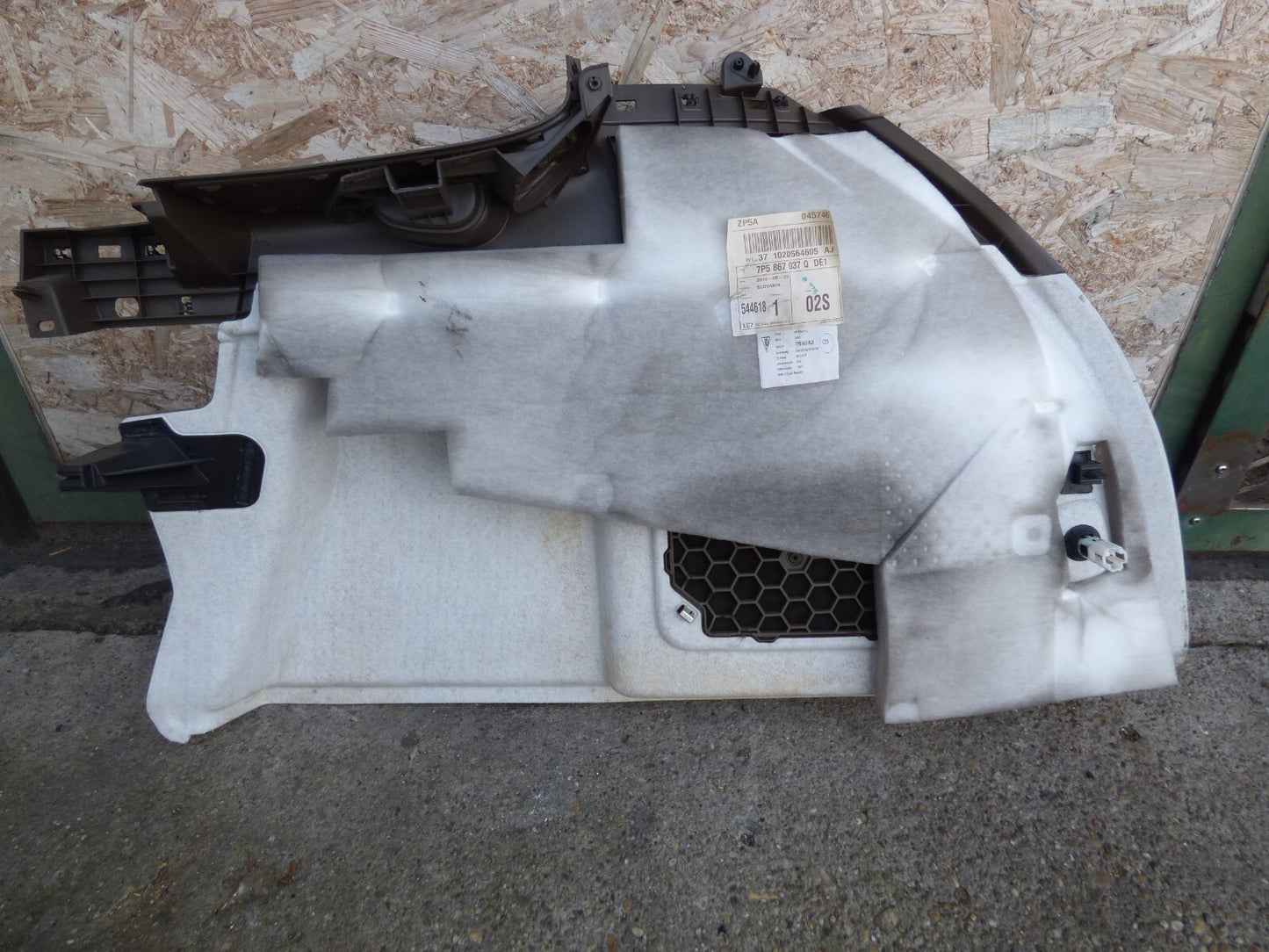 Porsche Cayenne 92A hinten links Kofferraum 7P5867037Q Brau ORIGINAL gebraucht - Seitenverkleidung