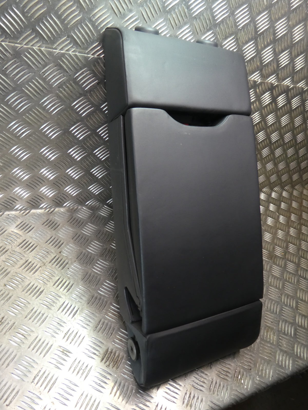 Porsche Macan 95B Schwarz Leder Stütze Sitze hinten mitte NEUWERTIG ORIGINAL gebraucht - Sitzlehne