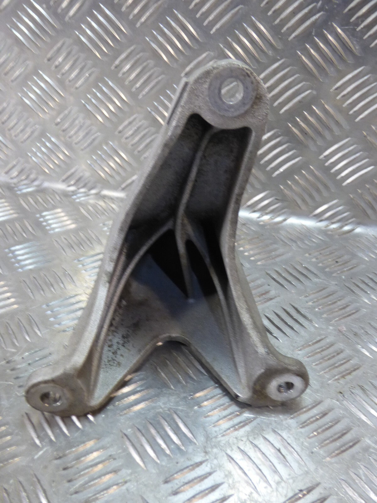 Porsche Cayenne 92A Halter 7P0199308 ORIGINAL gebraucht - Motorhalter