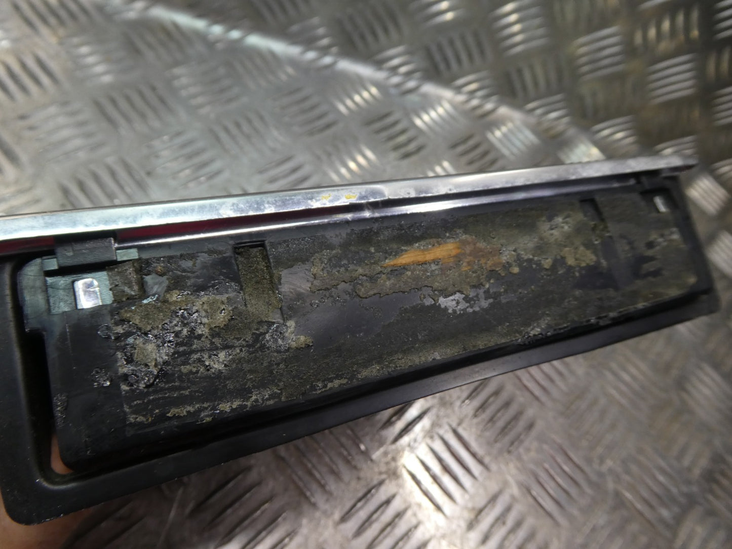 Mercedes-Benz W126 SEC C126 Aschenbecher vorne unvollständig