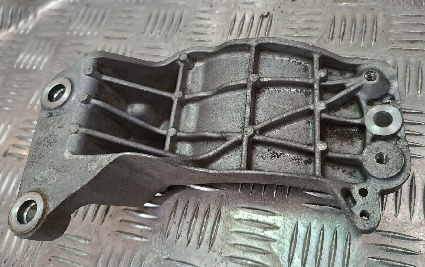 Jeep Grand WK2 3.0 CRD Lichtmaschine Halter ZHT VMMT01 3362F ORIGINAL gebraucht - Cherokee