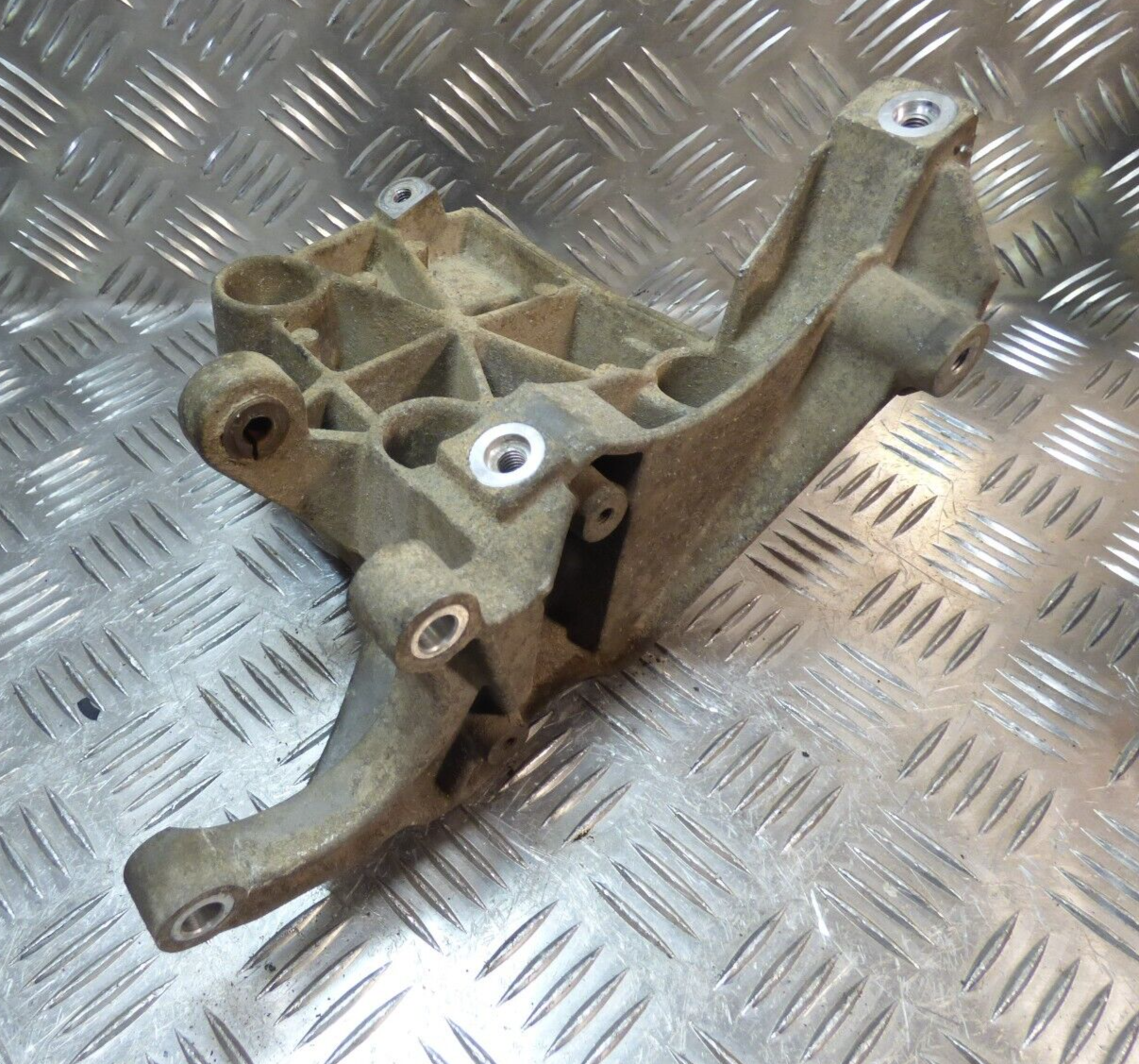 Porsche Cayenne 92A 3.0 TDI Servopumpe Halterung ORIGINAL gebraucht - 059145169AH