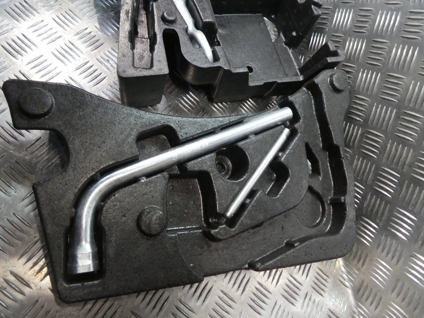 Porsche Cayenne S 92A Schaum Radschlüssel Abschleppöse ORIGINAL gebraucht - Bordwerkzeug