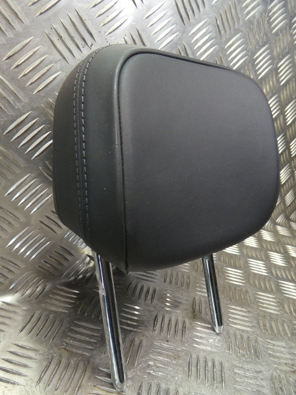 Porsche Macan 95B Schwarz Leder Kopfstütze hinten rechts o. links ORIGINAL gebraucht - NEUWERTIG