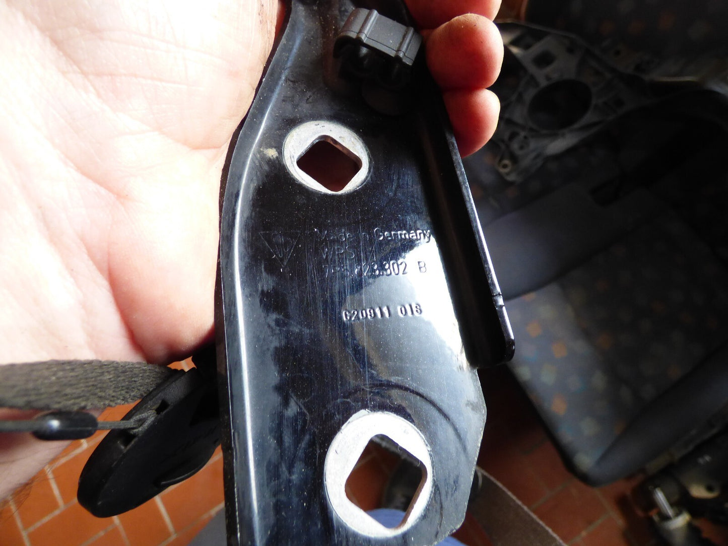 Porsche Cayenne 92A vorne rechts 7P5823302B ORIGINAL gebraucht - Motorhaubenscharnier
