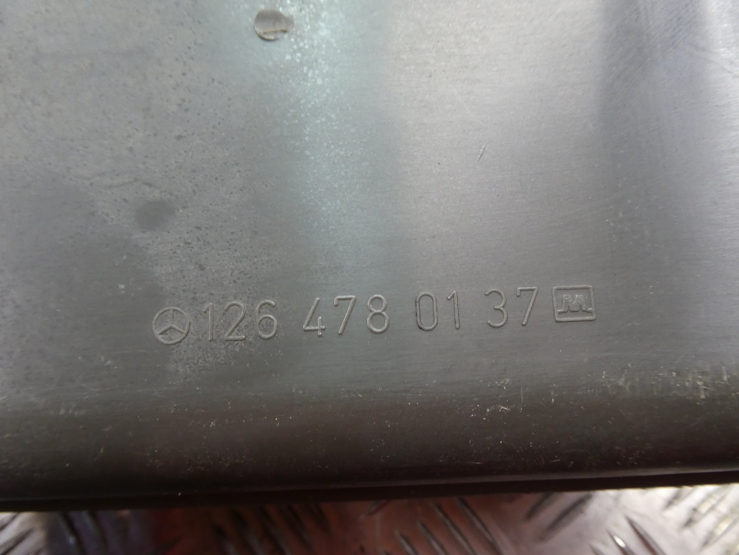 Mercedes-Benz C126 W126 Coupe SEC Abdeckung Kraftstoffpumpe ORIGINAL gebraucht - 1264780137
