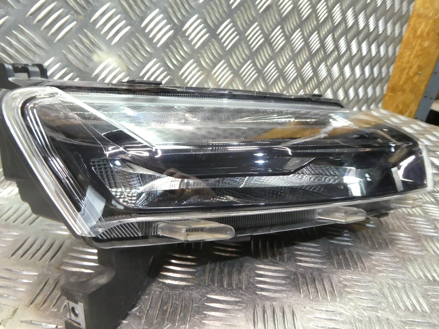 Dacia Spring 2022 LED Tagfahrlicht Vorne Rechts Frontscheinwerfer ORIGINAL gebraucht - 266008993R