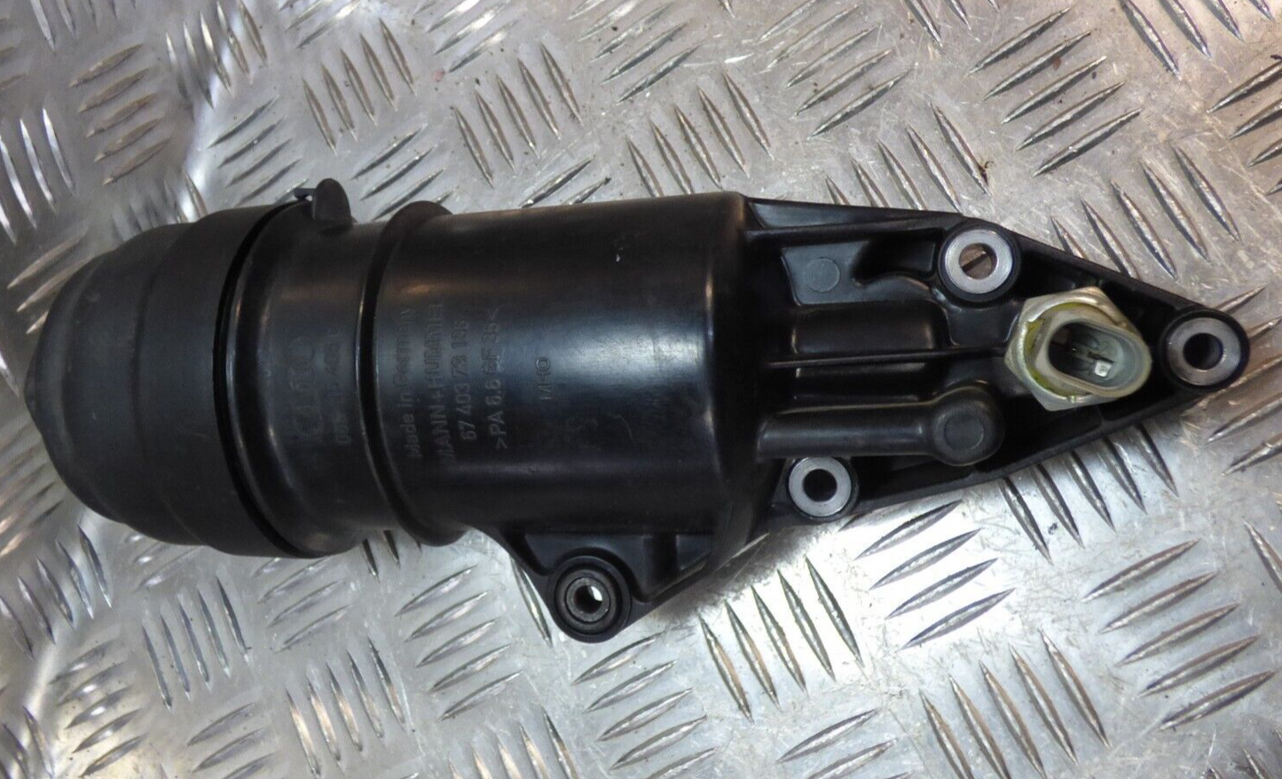 Porsche Cayenne 92A Hybrid Ölfiltergehäuse Gehäuse Halter Ölfilter ORIGINAL gebraucht - 06E115405C