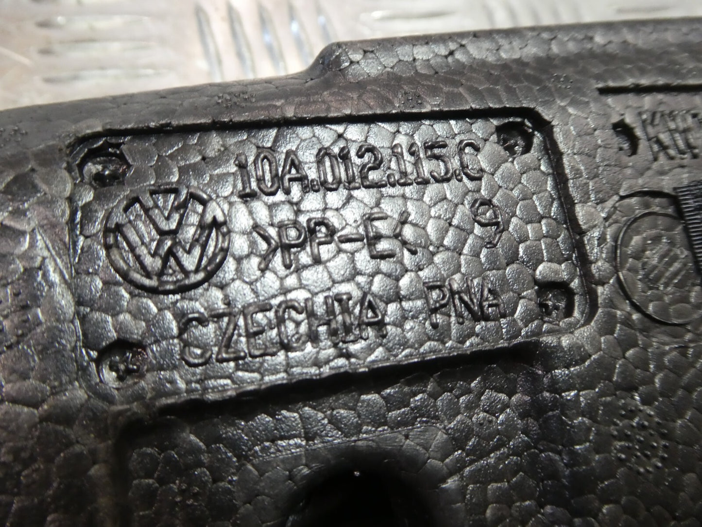 VW ID3 ID.3 Original Abschleppöse Abschlepphaken + schaum 8K0905615 gebraucht - Volkswagen