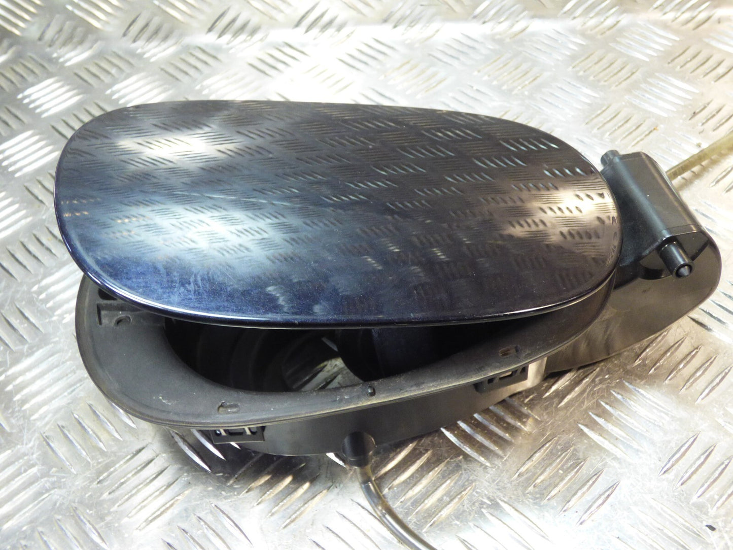 Porsche Cayenne S 92A 3.0 Hybrid Tankklappe 7P5809857A schwarz ORIGINAL gebraucht - Tankdeckel