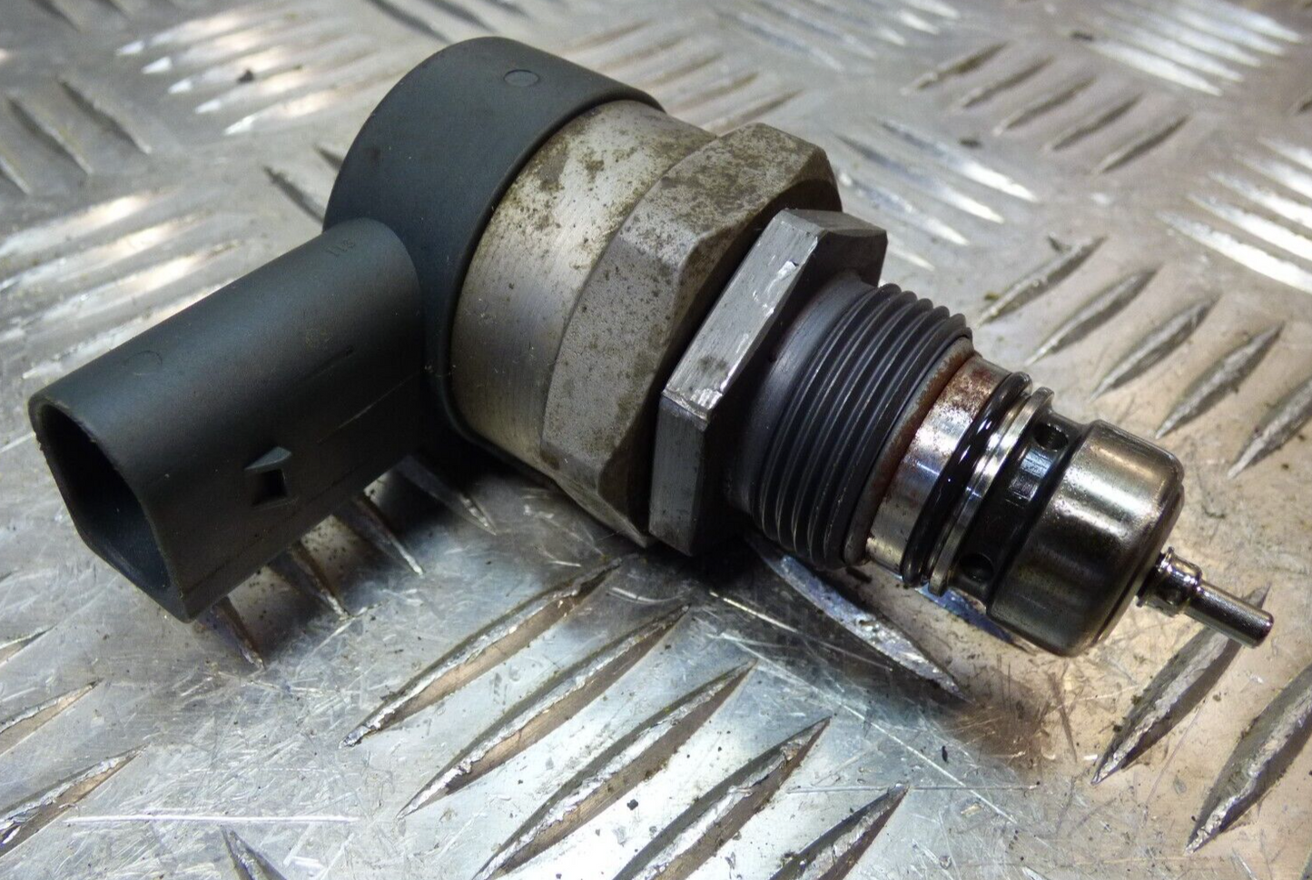 Porsche Cayenne 92A 3.0 TDI Druckventil Raildruck ORIGINAL gebraucht - 057130764AB