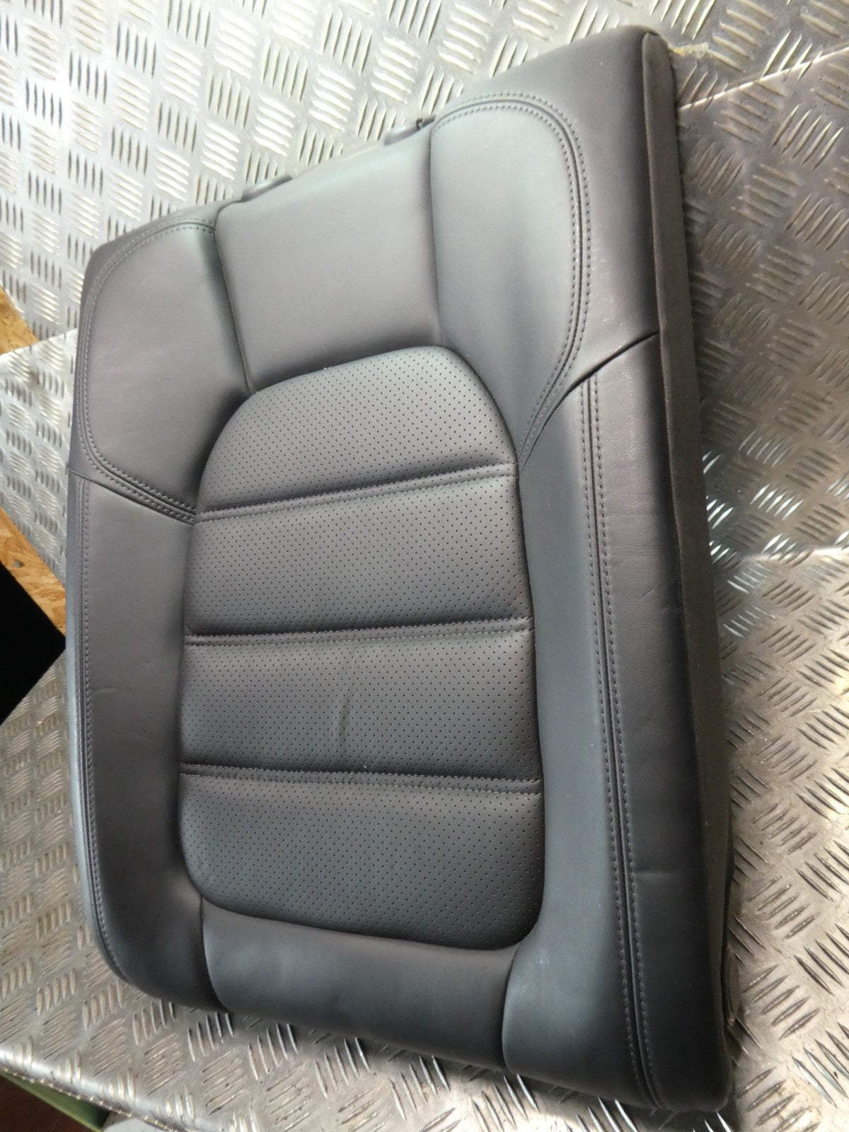 Porsche Macan 95B Schwarz Leder Stütze Sitze hinten rechts NEUWERTIG ORIGINAL gebraucht - Sitzlehne