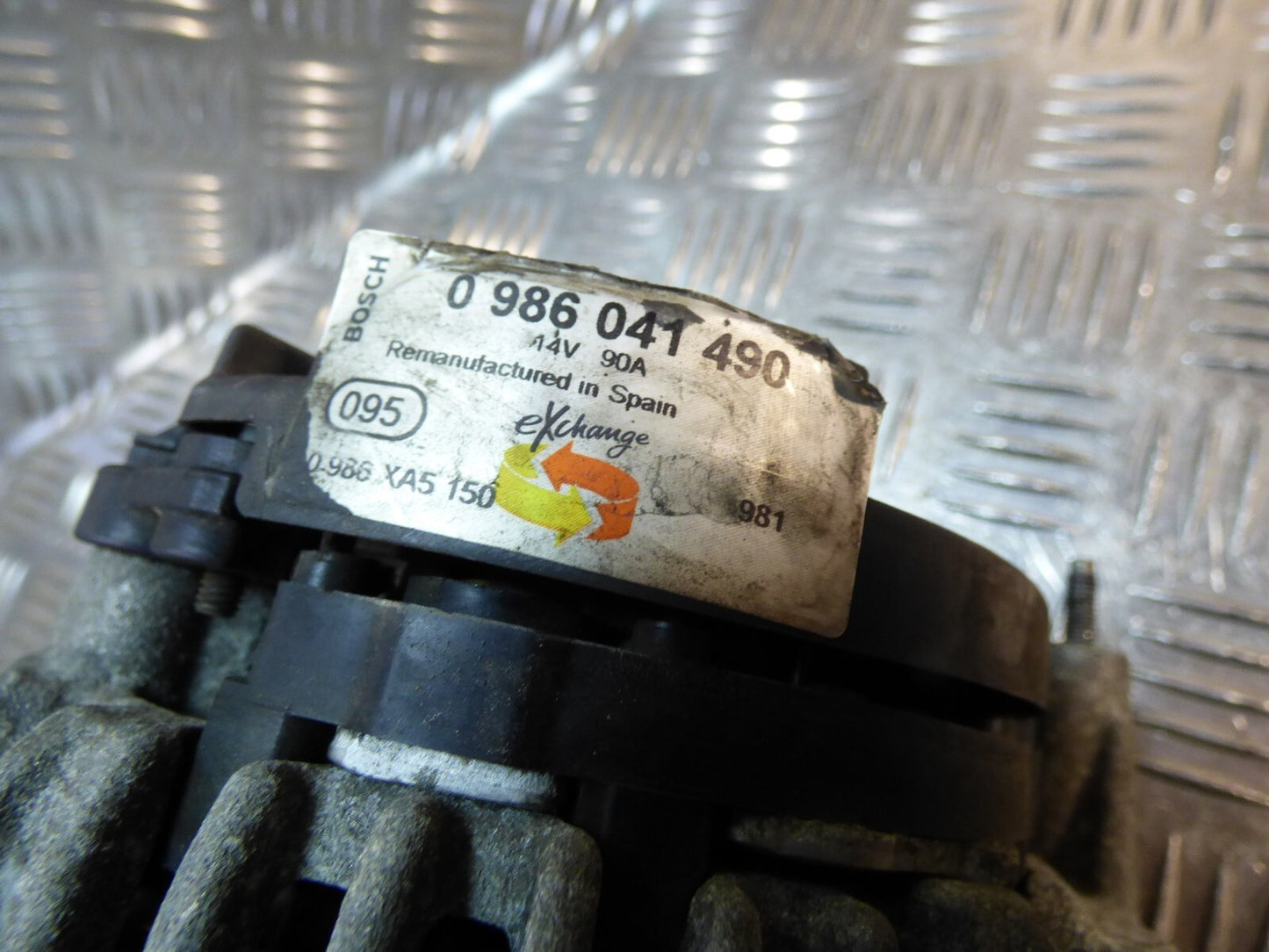 VW Transporter T5 1.9 TDI Lichtmaschine LiMa 90A BOSCH ORIGINAL gebraucht - 0124325001