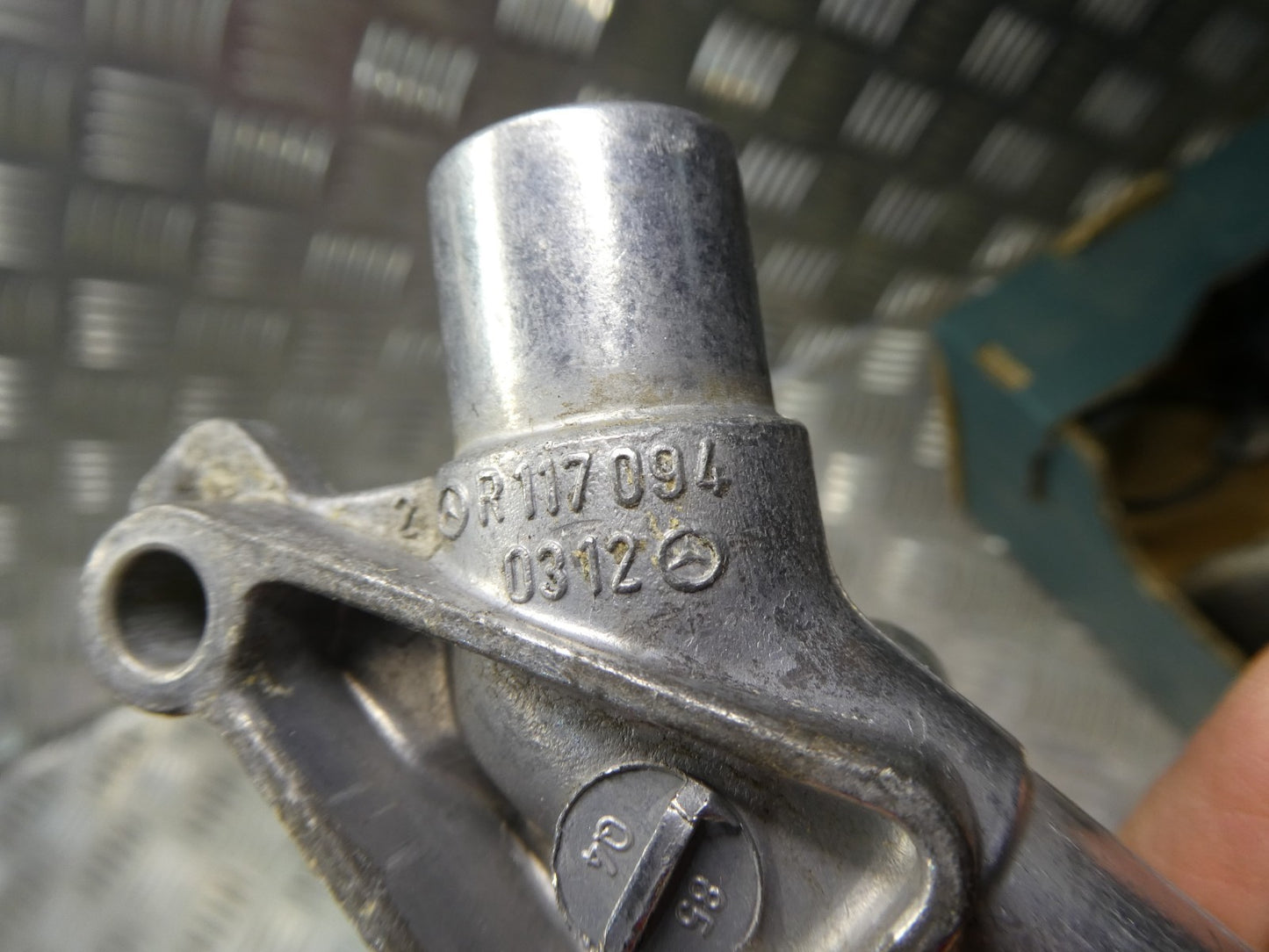 Mercedes-Benz W126 C126 W126 Eckventil Leerlauf Luftverteiler ORIGINAL gebraucht - R1170940312