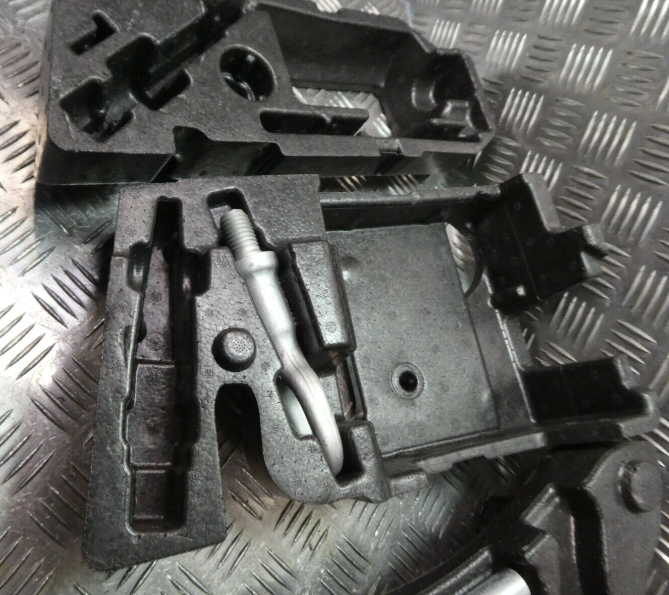 Porsche Cayenne S 92A Schaum Radschlüssel Abschleppöse ORIGINAL gebraucht - Bordwerkzeug