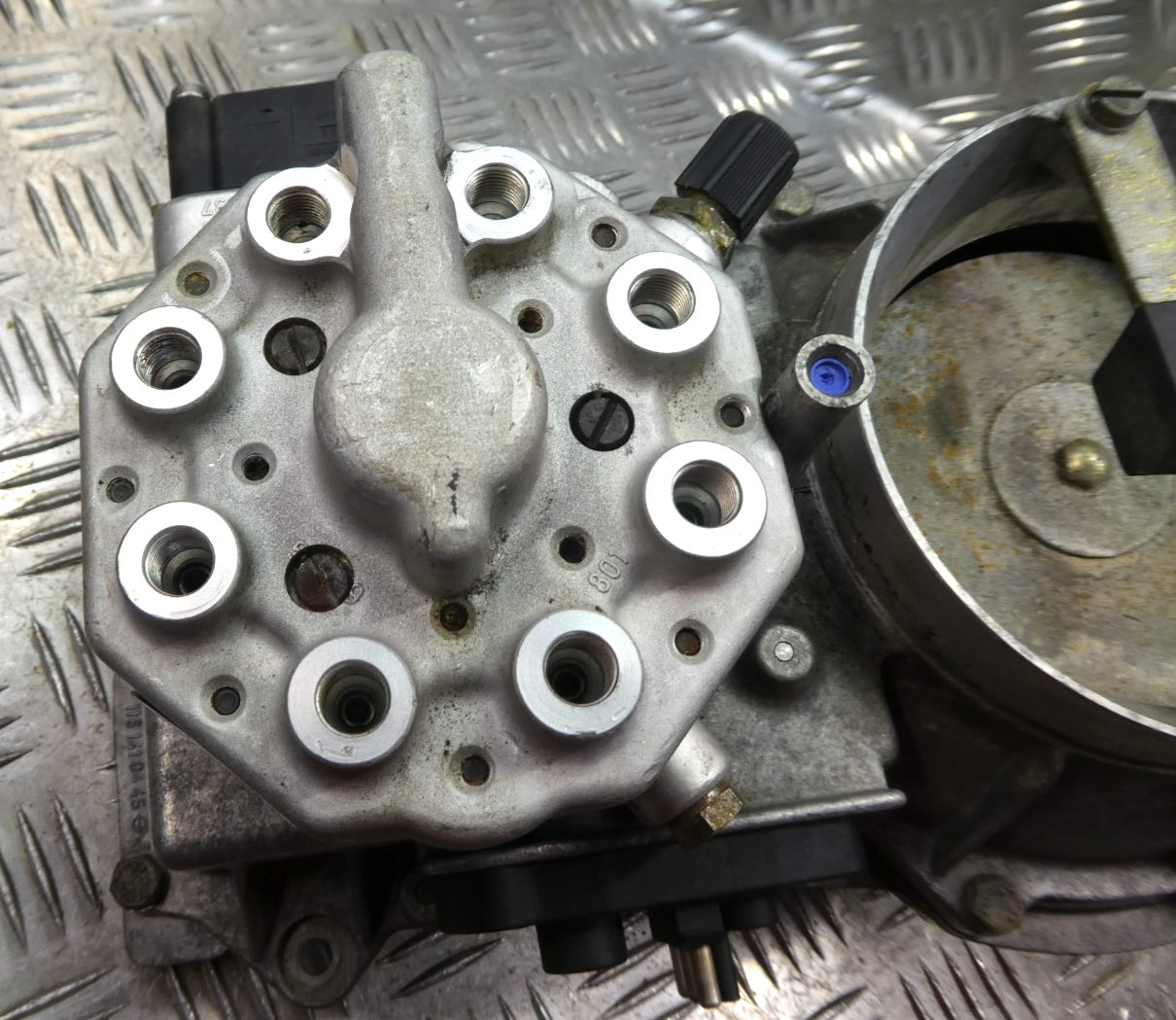 Mercedes-Benz W126 C126 Mengenteiler für Einspritzanlage 0438121037 ORIGINAL gebraucht - 0438101016