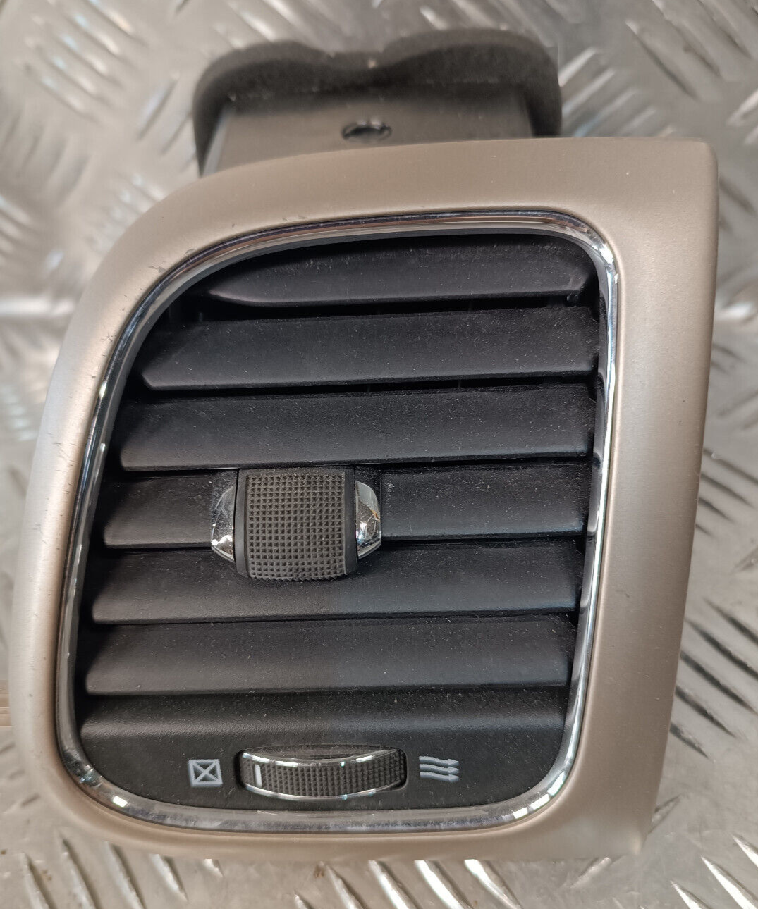 Jeep Grand Cherokee WK2 Rechts Luftdüse Belüftung ORIGINAL gebraucht - X90016403MR