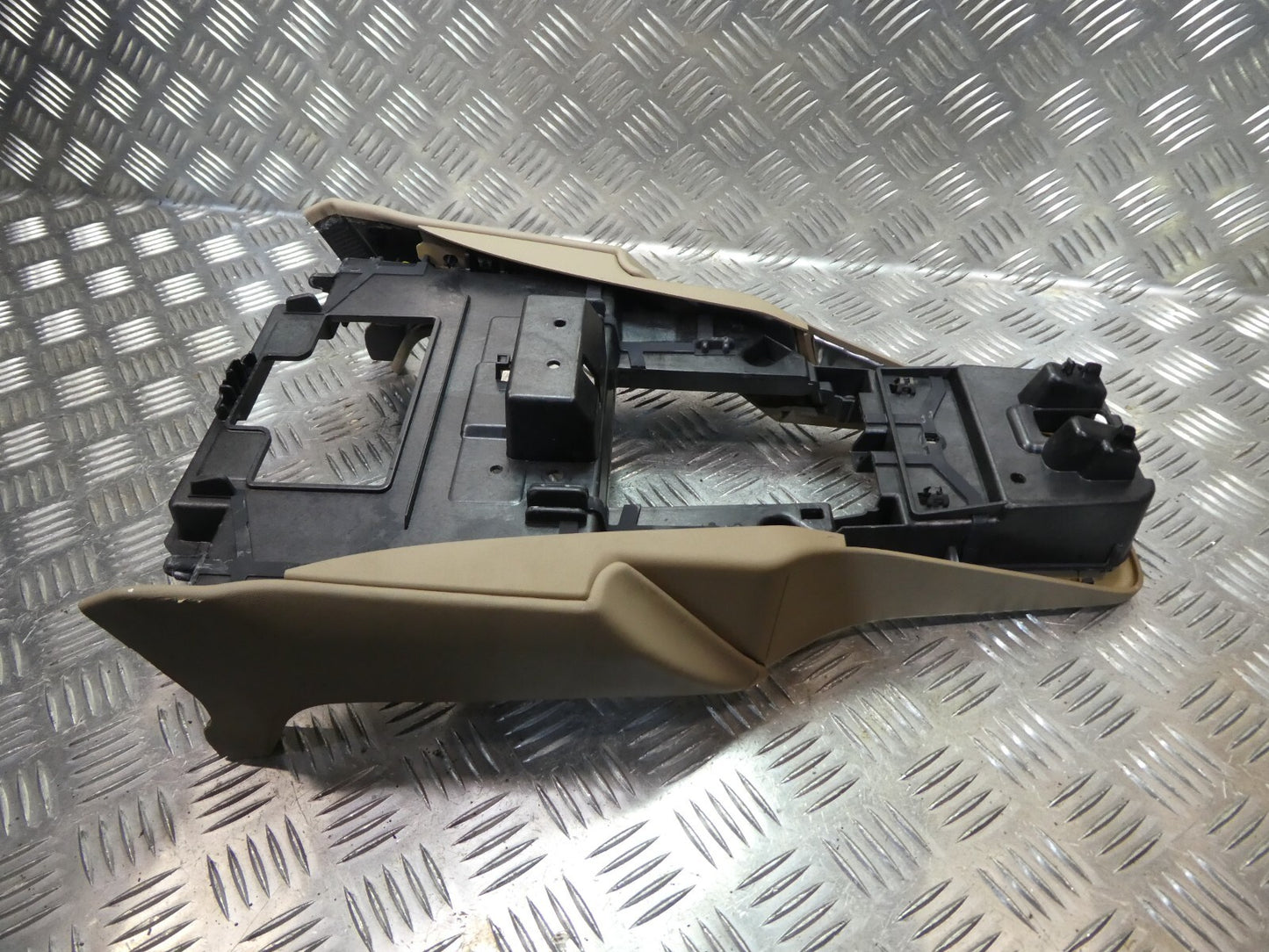 Porsche Cayenne 92A Mittelkonsole 7P5864089A DF2 Farbe: Tartufo ORIGINAL gebraucht - Verkleidung