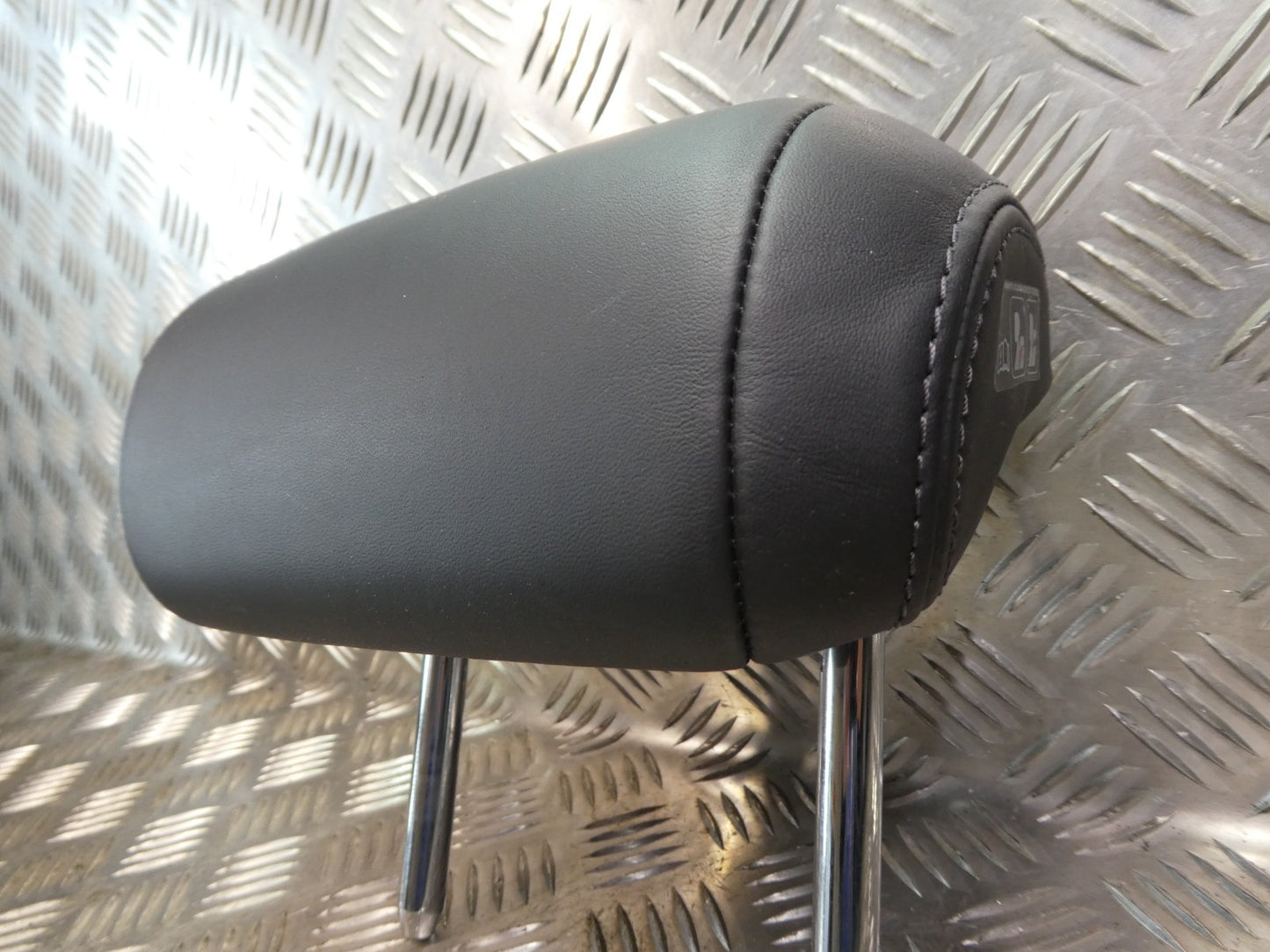 Porsche Macan 95B Schwarz Leder Kopfstütze hinten mitte ORIGINAL gebraucht - NEUWERTIG