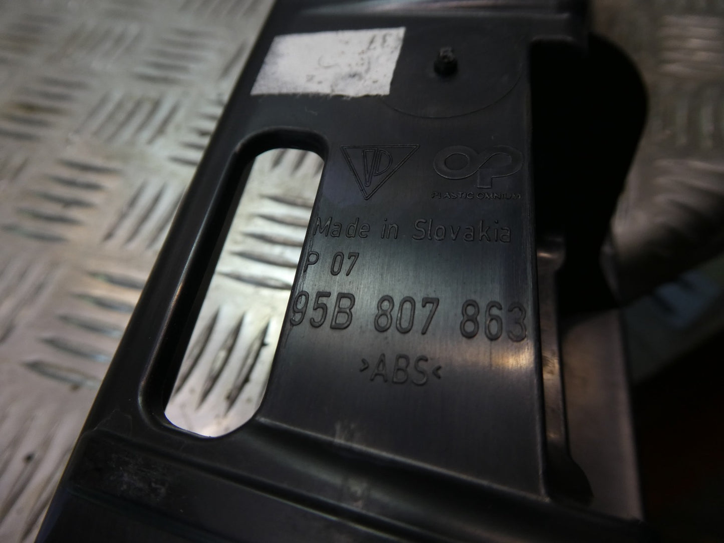 PORSCHE MACAN 2014-2018 Halter Führung Stoßstange Hinten Mitte ORIGINAL gebraucht - 95B807863