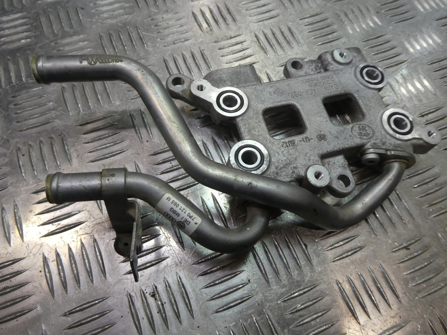 Porsche Cayenne S 92A 4.8 Getriebekühler Vorwärmer 7P0121065M ORIGINAL gebraucht - Rohrstutzen