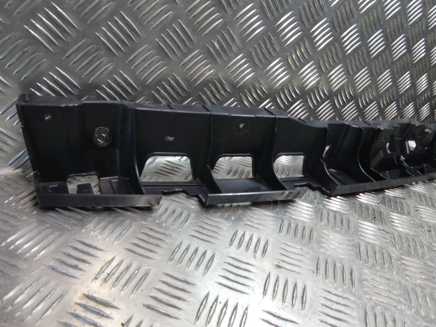 PORSCHE MACAN 2014-2018 Halter Führung Stoßstange Hinten Mitte ORIGINAL gebraucht - 95B807863