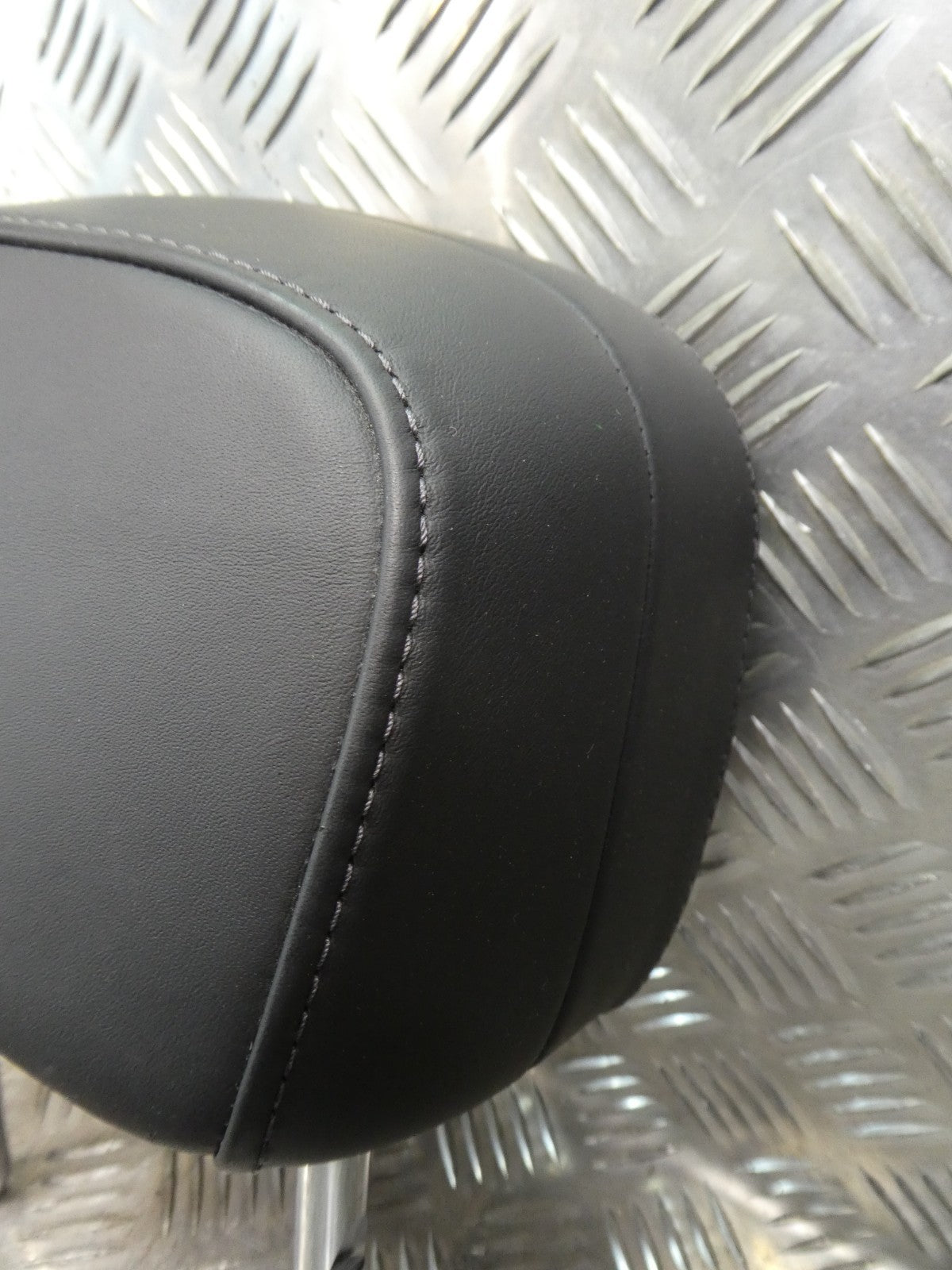 Porsche Macan 95B Schwarz Leder Kopfstütze hinten rechts o. links ORIGINAL gebraucht - NEUWERTIG