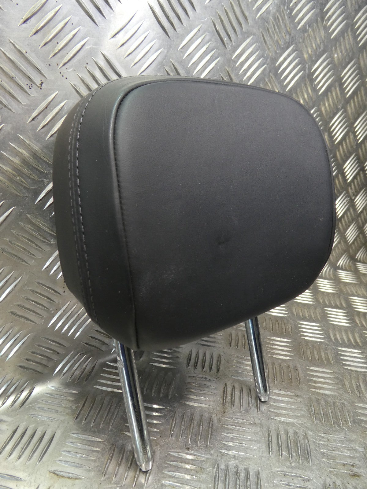 Porsche Macan 95B Schwarz Leder Kopfstütze hinten rechts o. links . ORIGINAL gebraucht - NEUWERTIG