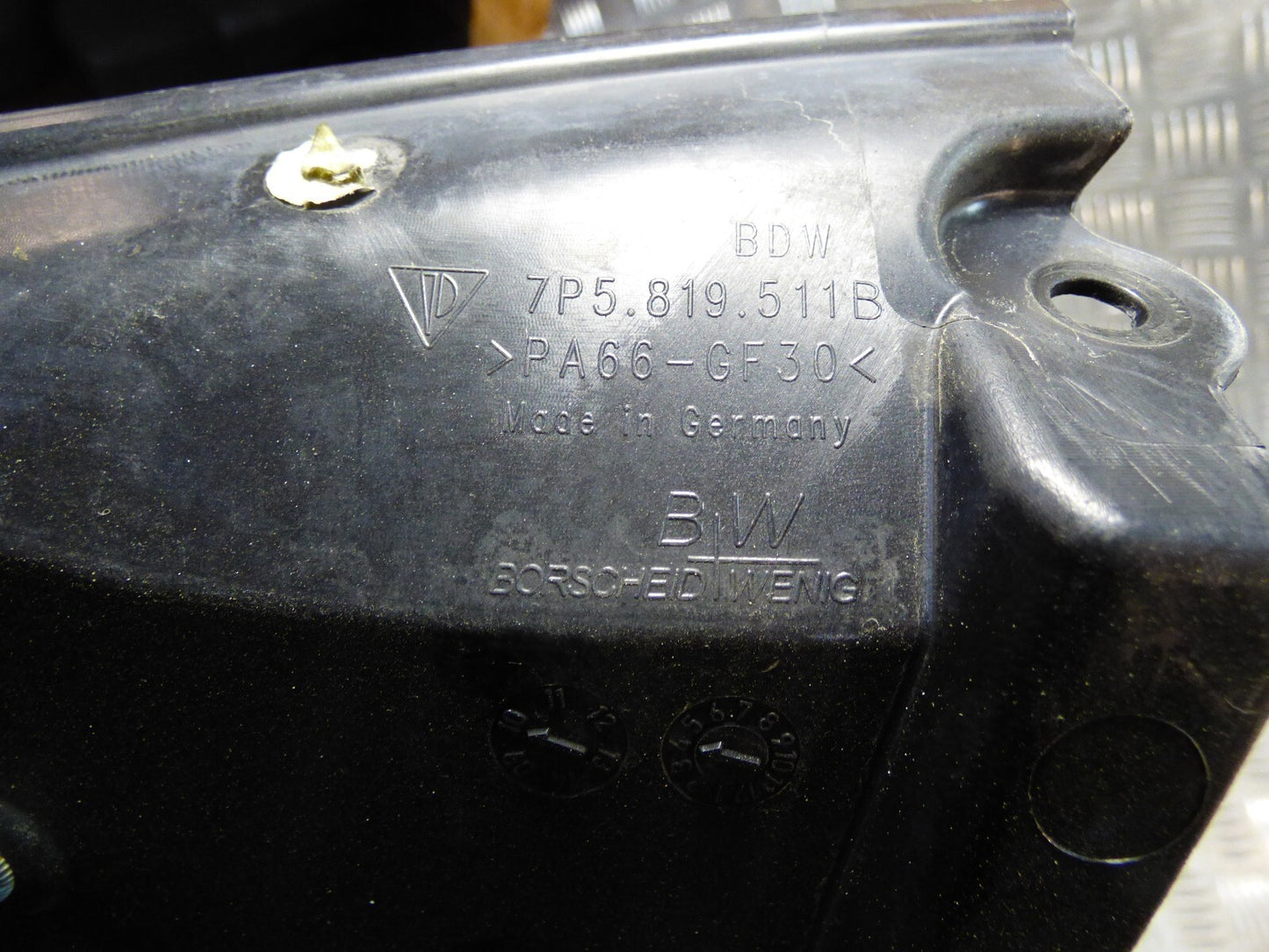 Porsche Cayenne 92A Vorne links Isolator Windlauf 7P5819511B ORIGINAL gebraucht - Verkleidung