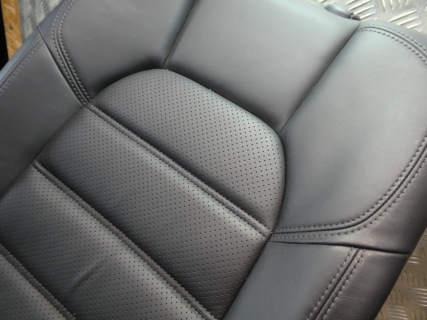 Porsche Macan 95B Schwarz Leder Stütze Sitze hinten rechts NEUWERTIG ORIGINAL gebraucht - Sitzlehne