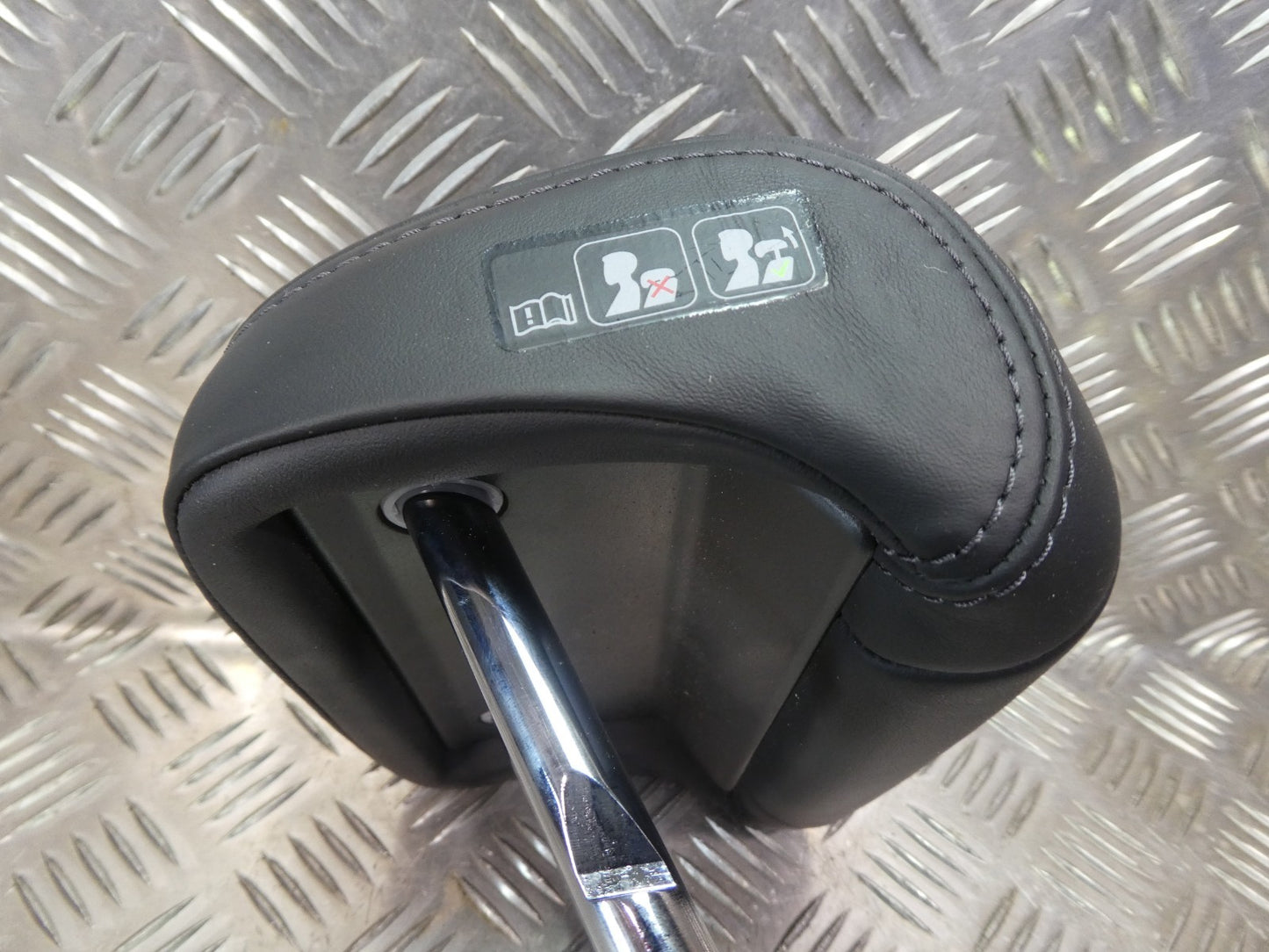 Porsche Macan 95B Schwarz Leder Kopfstütze hinten mitte ORIGINAL gebraucht - NEUWERTIG