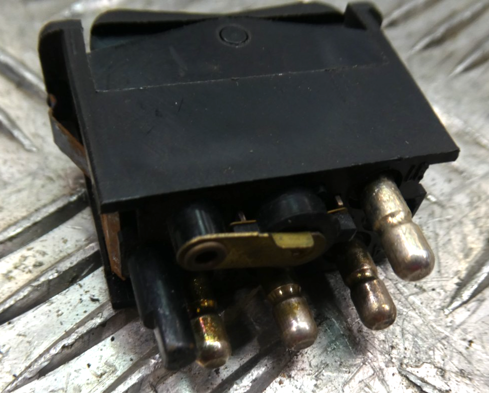Original Mercedes-Benz W126 C126 SEC Schalter Heckscheibenheizung gebraucht - 0008206110