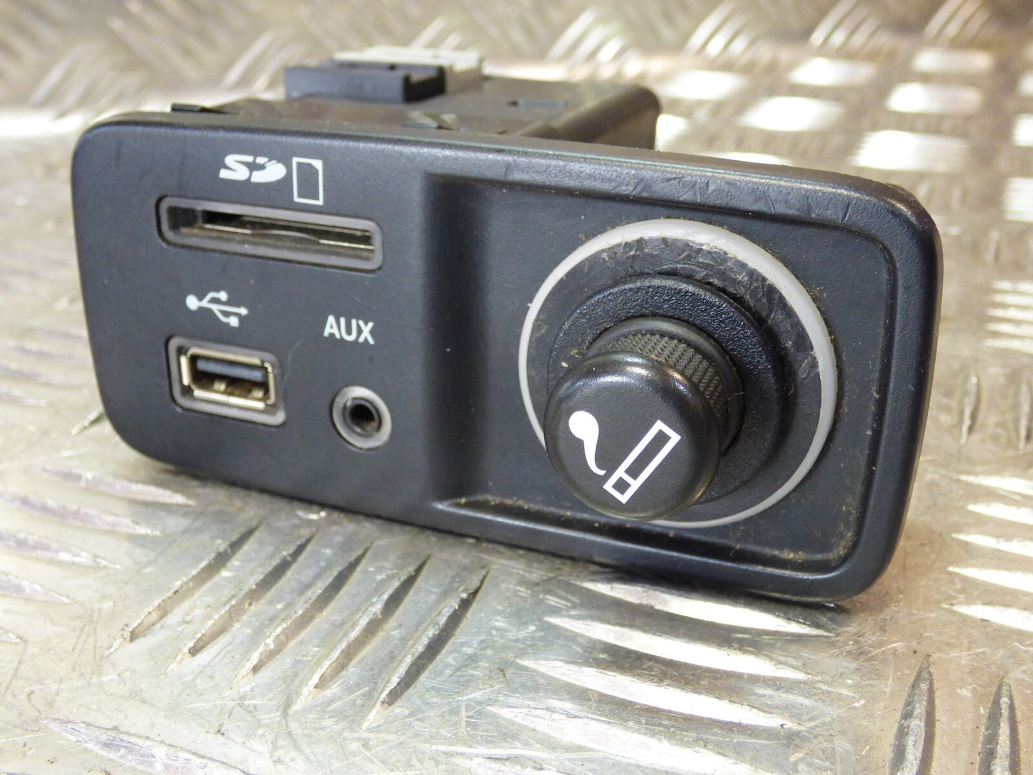 Jeep Cherokee KL Zigarettenanzünder USB SD AUX Connector ORIGINAL gebraucht - 68139536AC