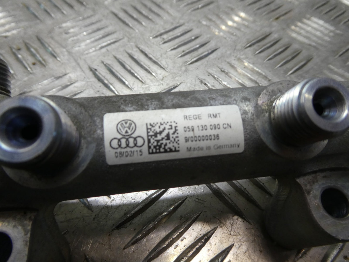 Orig PORSCHE MACAN 3.0 TDI Einspritzleiste Kraftstoffverteiler recht ORIGINAL gebraucht - 059130090CN
