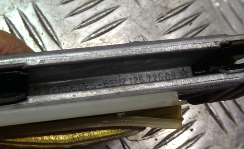 Mercedes-Benz C126 Tür Fensterführungshalterung _ R ORIGINAL gebraucht - 1267250632