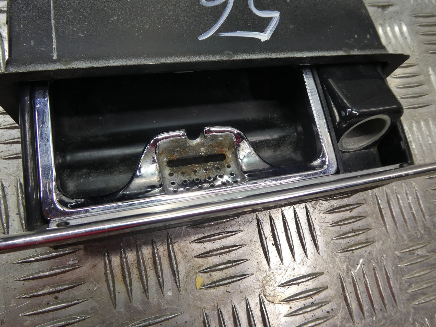 Mercedes-Benz W126 SEC C126 Aschenbecher vorne unvollständig
