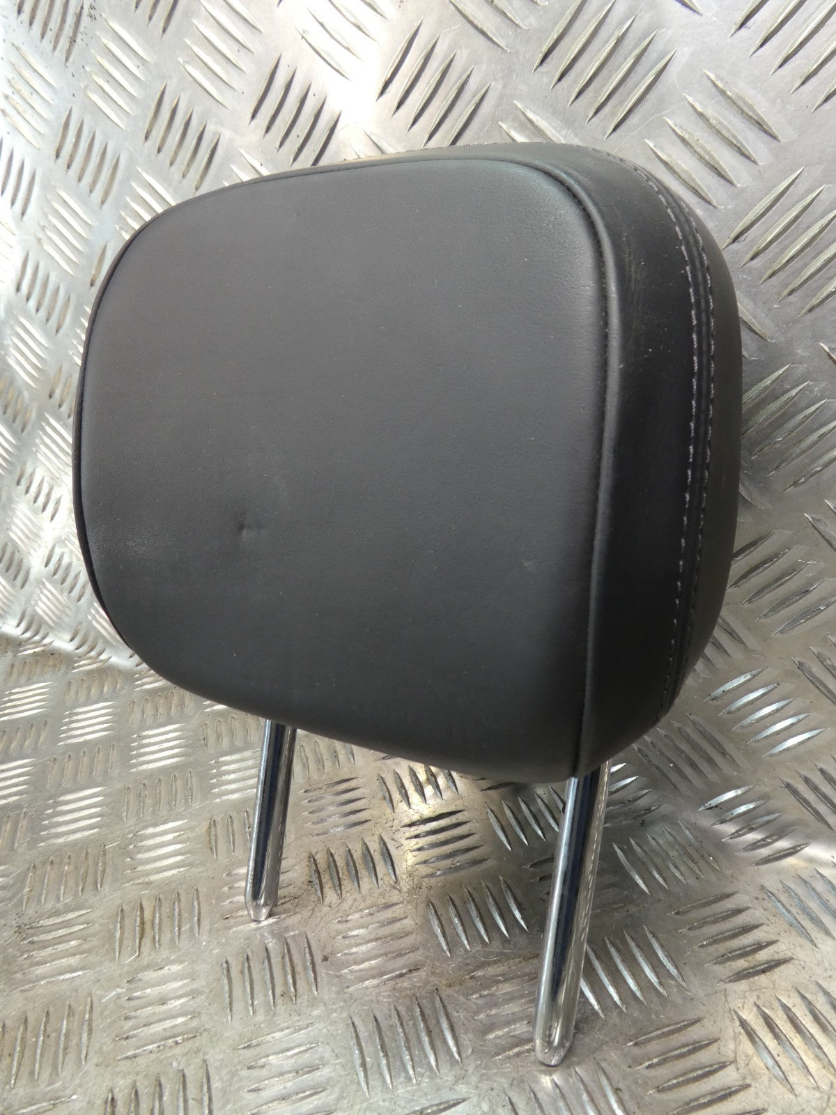 Porsche Macan 95B Schwarz Leder Kopfstütze hinten rechts o. links . ORIGINAL gebraucht - NEUWERTIG