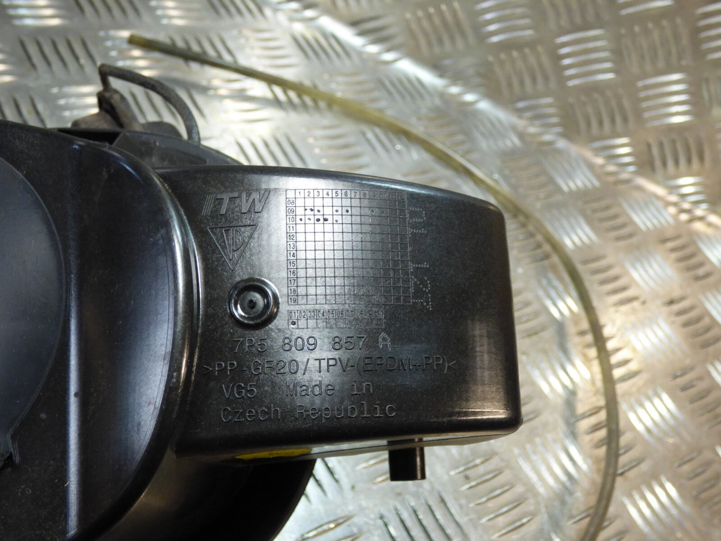 Porsche Cayenne S 92A 3.0 Hybrid Tankklappe 7P5809857A schwarz ORIGINAL gebraucht - Tankdeckel