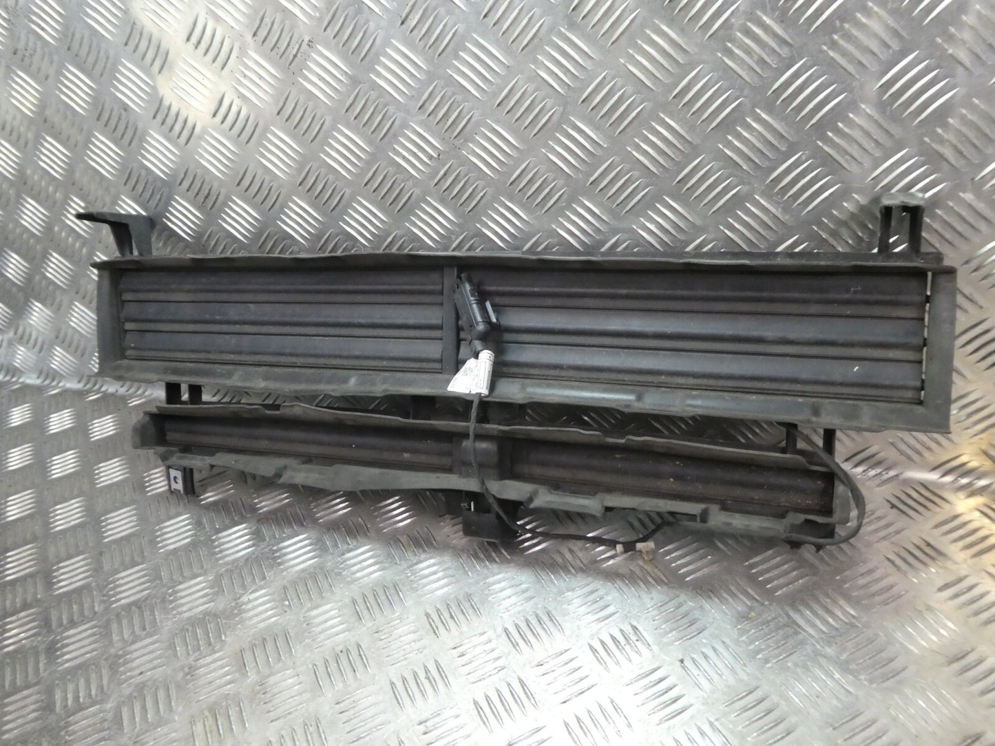Mini Cooper F55 F56 Luftsteuerung Gitter Verteiler Luft vorne ORIGINAL gebraucht - 733909608
