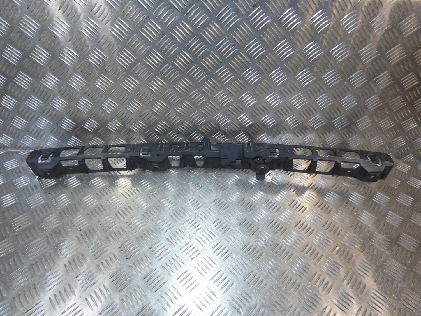 Porsche Cayenne 92A Heckstoßstange 7P5807863 ORIGINAL gebraucht - Mittelhalterung