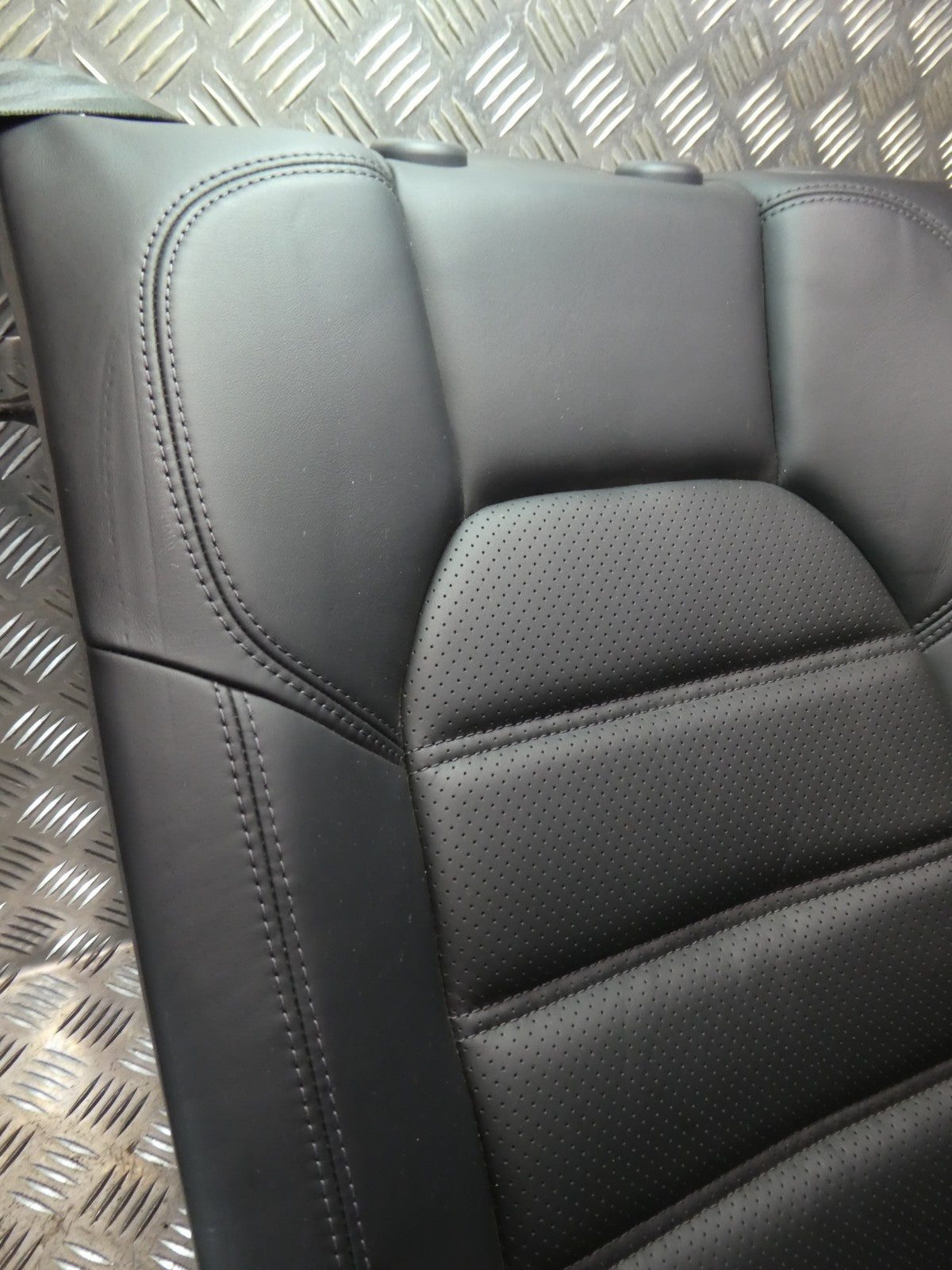 Porsche Macan 95B Schwarz Leder Stütze Sitze hinten links NEUWERTIG ORIGINAL gebraucht - Sitzlehne