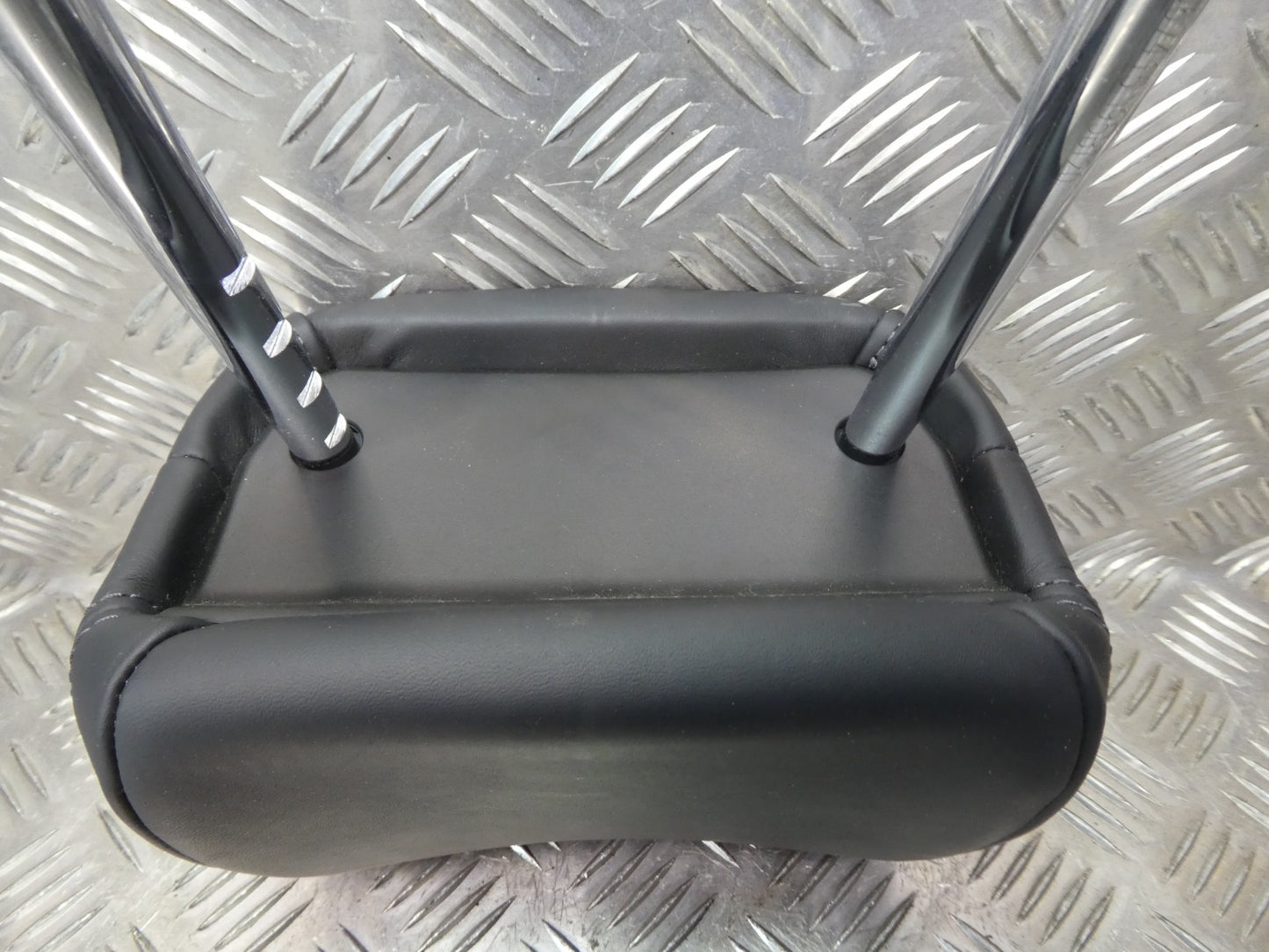 Porsche Macan 95B Schwarz Leder Kopfstütze hinten rechts o. links ORIGINAL gebraucht - NEUWERTIG