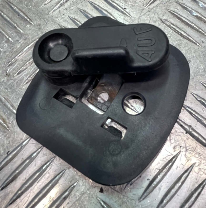Mercedes-Benz C126 W126 _ Halter Warndreieck an Heckdeckel