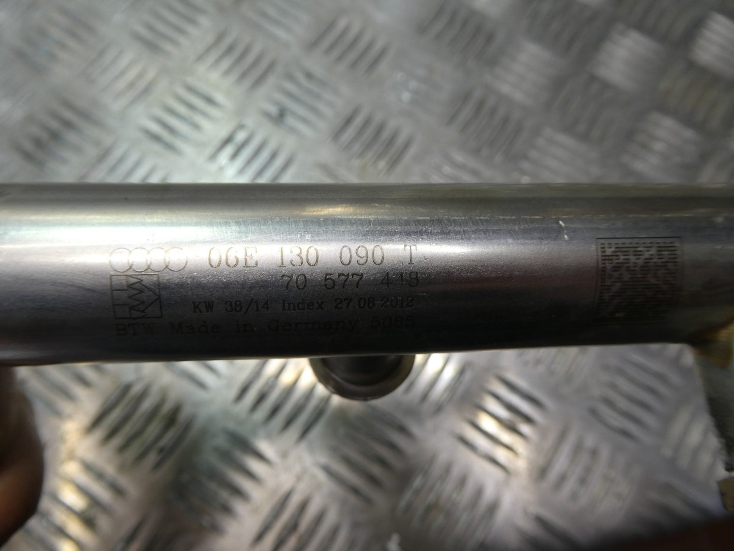Porsche 3.0 E-Hybrid Kraftstoffverteilerleitung Rohr 06E130090T ORIGINAL gebraucht - Panamera