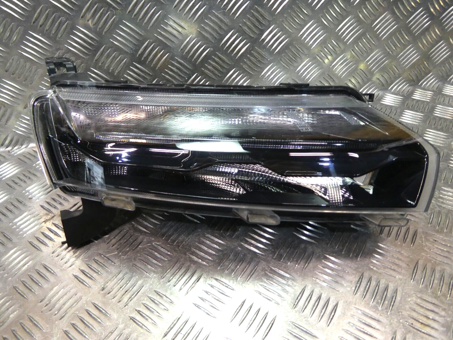 Dacia Spring 2022 LED Tagfahrlicht Vorne Rechts Frontscheinwerfer ORIGINAL gebraucht - 266008993R