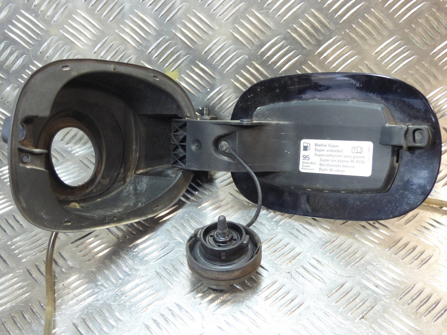 Porsche Cayenne S 92A 3.0 Hybrid Tankklappe 7P5809857A schwarz ORIGINAL gebraucht - Tankdeckel