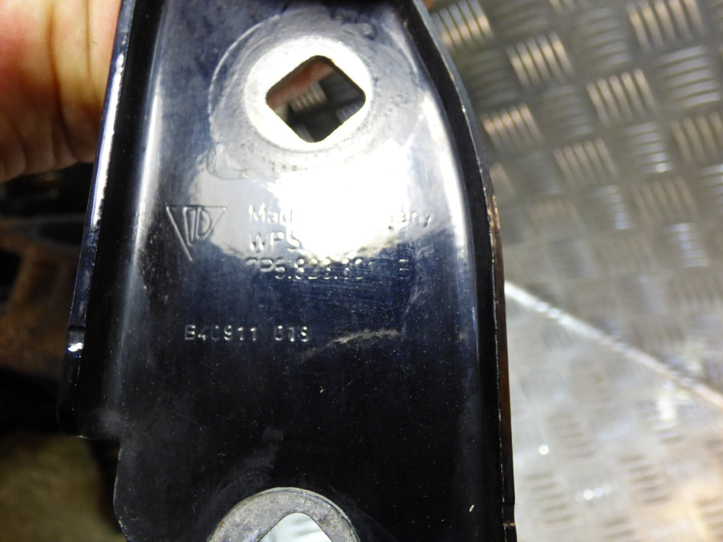 Porsche Cayenne 92A vorne links 7P5823301B ORIGINAL gebraucht - Motorhaubenscharnier
