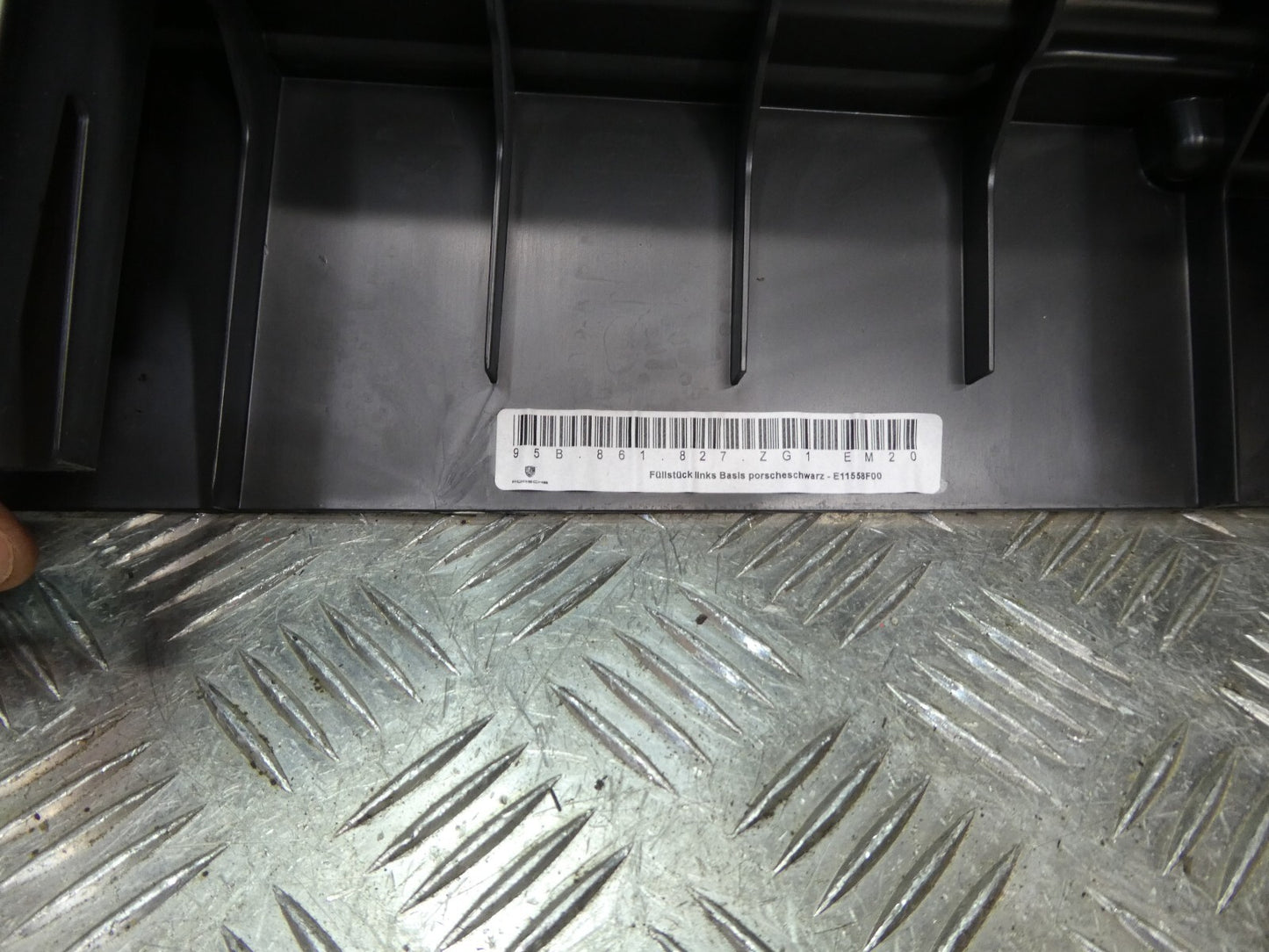 Porsche Macan 95B Füllstück Abdeckung Links schwarz 95B861827 ZG1EM20 ORIGINAL gebraucht - Kofferraum