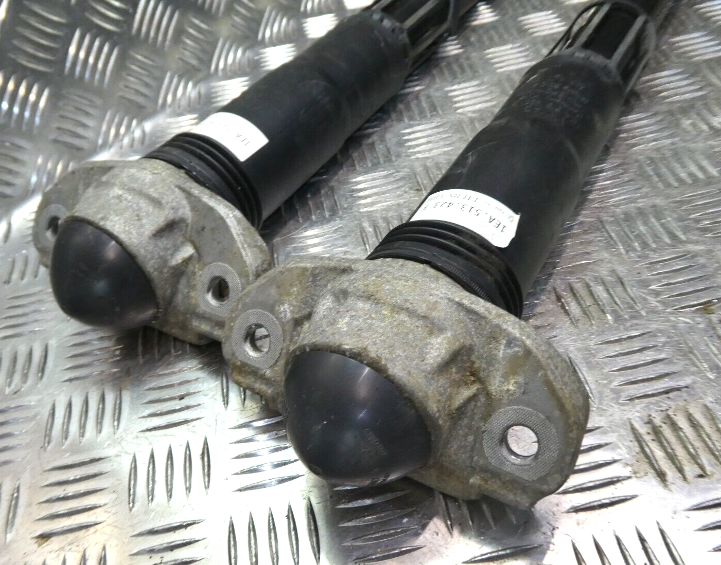 VW ID3 ID.3 Stoßdämpfer hinten rechts + links 1EA512011AE 1EA513423F ORIGINAL gebraucht - Volkswagen
