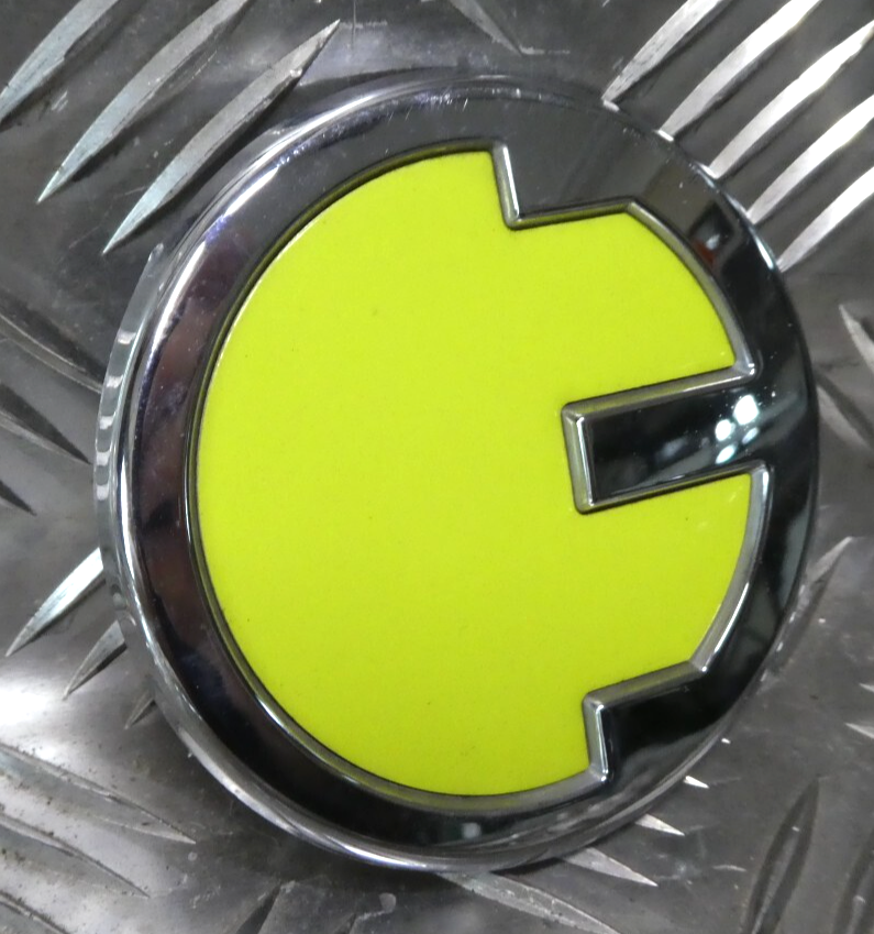 Mini Cooper SE Elektro F55 F56 F60 Emblem Zeichen Logo in Front Grill
